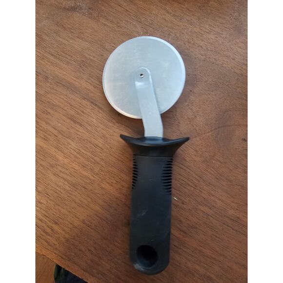 Oxo Large 3-1/4" Pizza Cutter/Wheel, Slicer w/Black Handle - Used - Picture 4 of 7
